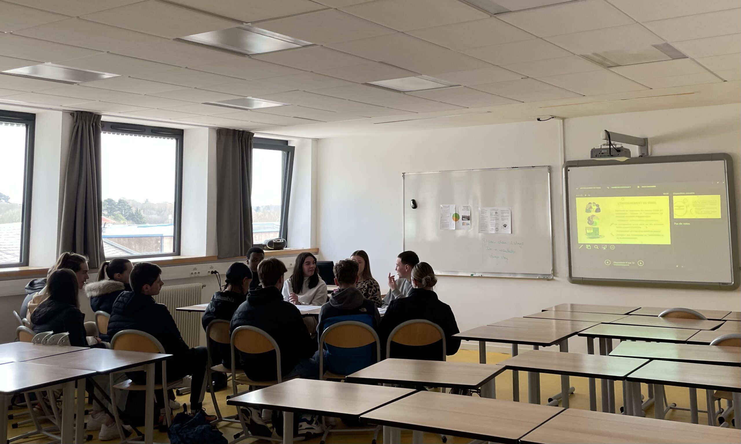 Les élèves de 1e parlent aux élèves de 2de au lycée Tristan-Corbière !