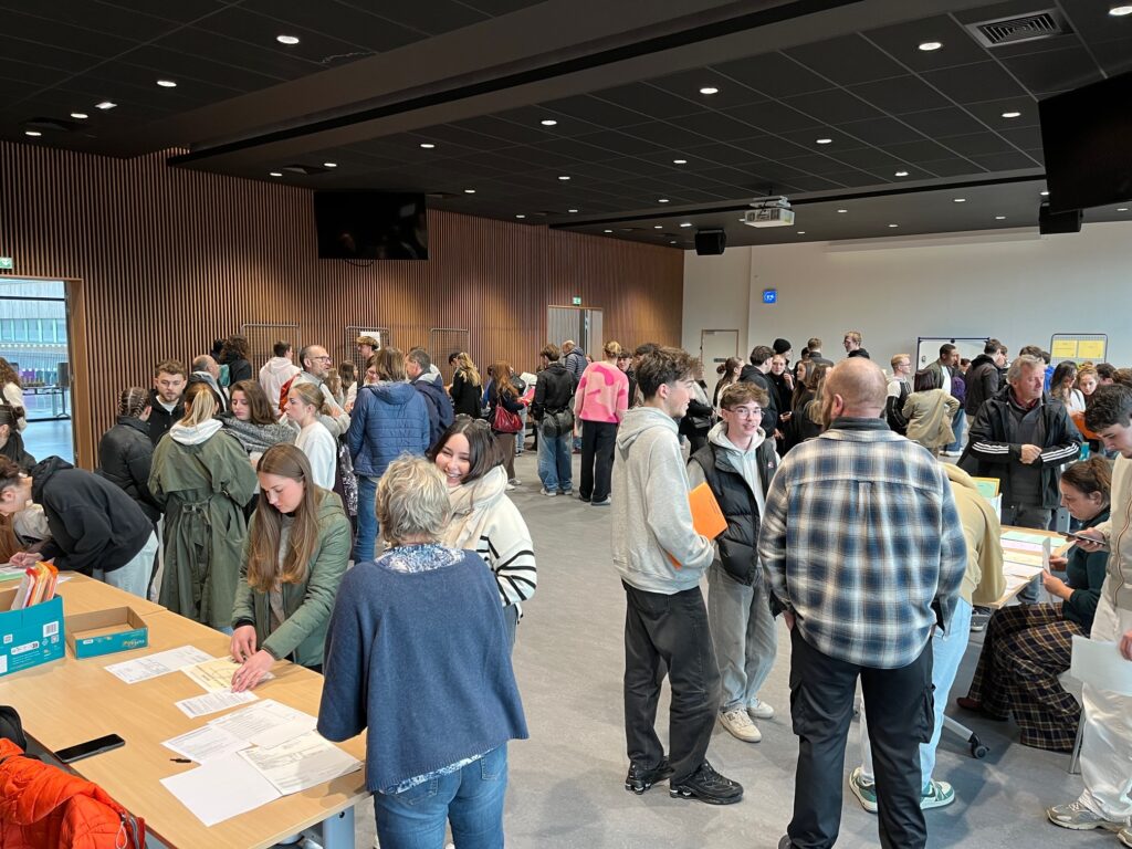 Elèves et enseignants ont pu discuter et partager durant ce moment festif